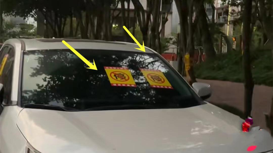 广东一男子违停消防通道，被保安贴了提示纸，自称是老师很懂法