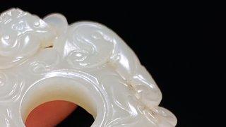 乾隆|清乾隆 和田玉籽料 白玉 宜子孙 螭龙纹韘形佩 鸡心佩