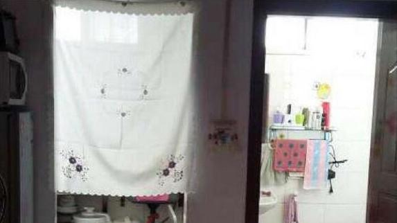 离婚的女人被娘家嫌弃，独自带女儿租房住，厨房太小，还没厕所大