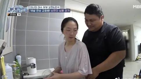 19岁女生成为未婚妈妈，和比自己大10岁的老师交往引发争议