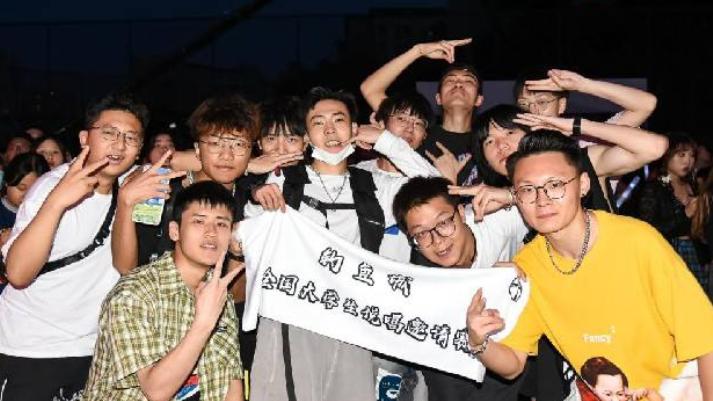 陪读|继地铁写作业后，学生又到“夜店”做高考题了，网友：下次在哪写