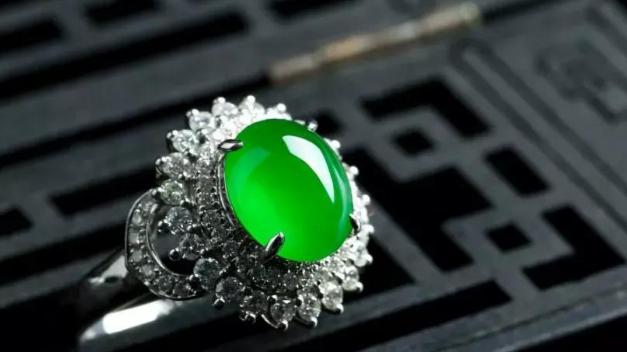 翡翠|好的蛋面千金难求，极品蛋面展现风华绝代，价格贵是有道理的