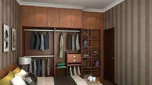 越来越多人不装到顶的衣柜了，一听老木工的话，我就后悔才察觉