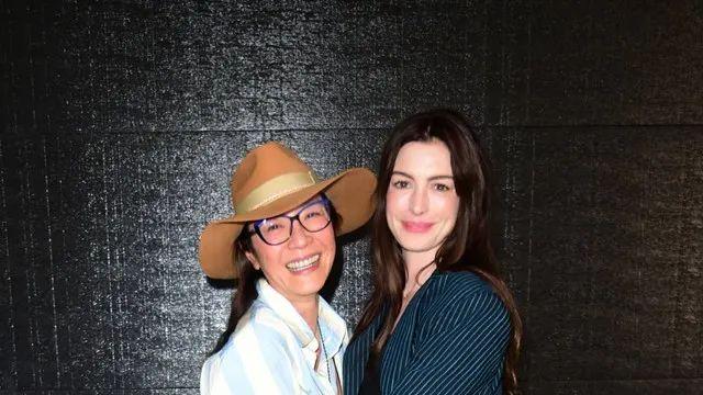 杨紫琼|杨紫琼这是什么神仙状态！和安妮海瑟薇同框，打扮朴素却不输气场