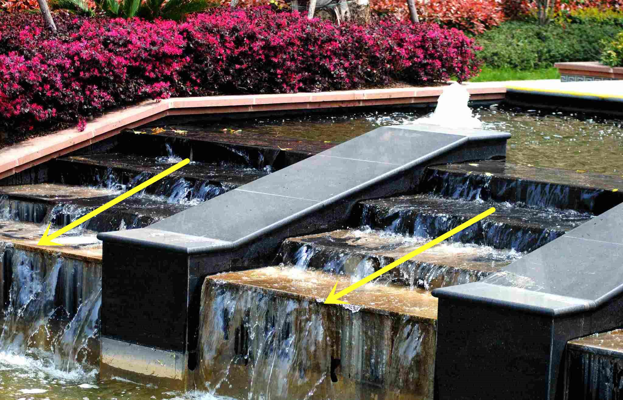 懂生活的人会把庭院错层设计，砌楼梯花坛下面养鱼，入户水景潺潺