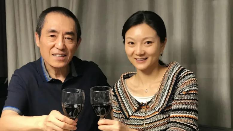 张艺谋|张艺谋老婆携女儿亮相！虽为母女颜值差太多，妈妈气质比女儿出众