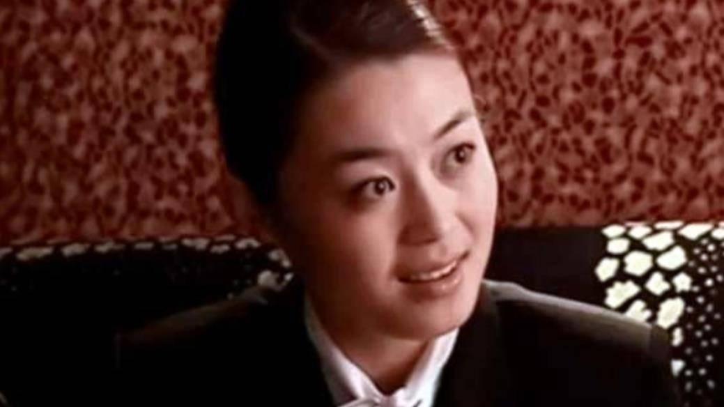 关婷娜|关婷娜秀生活，豪宅内喂羊驼，身材丰满，皮肤白皙，俏皮可爱