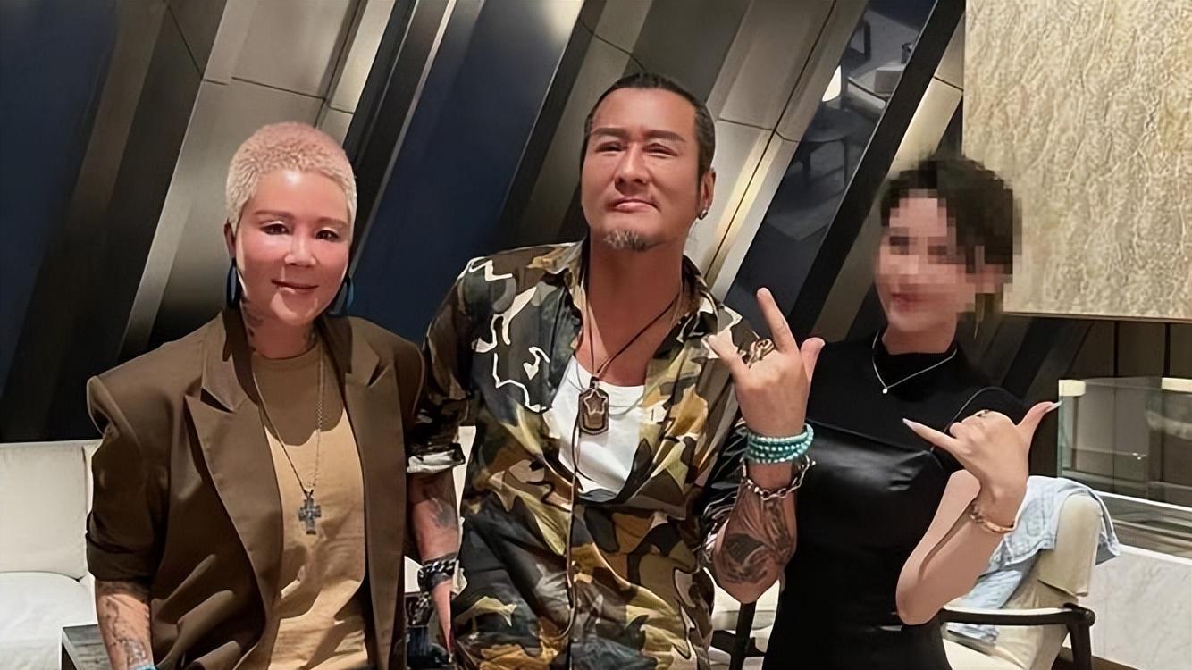 孙兴|58岁知名男星疑曝新恋情！女富婆留寸头有性格，当众接吻感情好