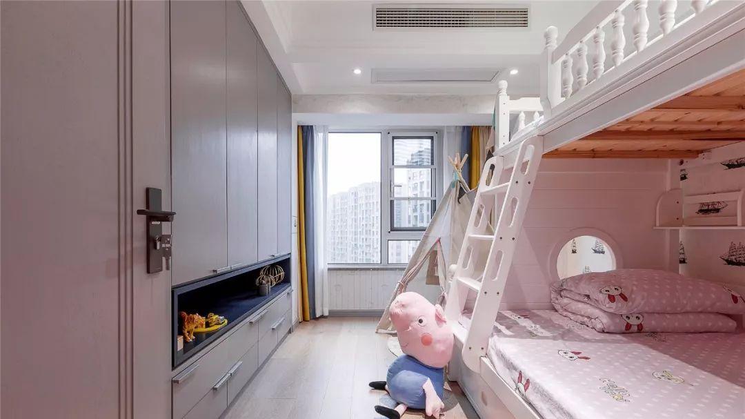 小户型在衣柜上留出一排搁架，使用方便看起来也大气