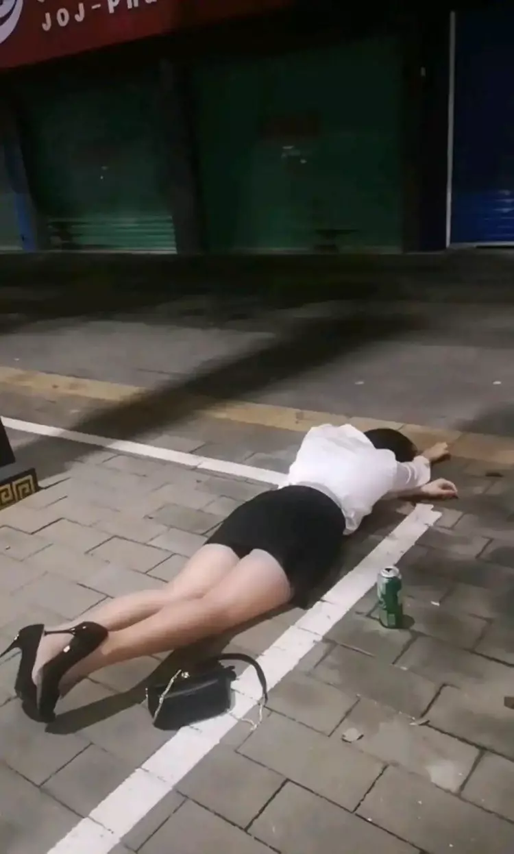女销售因业绩差，多次被领导点名后，穿短裙工装躺地上买醉