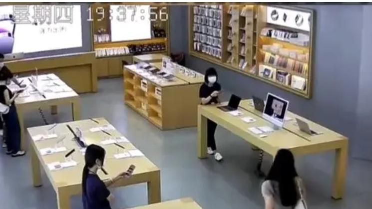 广东：情侣因买苹果14发生争执，女子怒砸13旧机，男友也很无奈