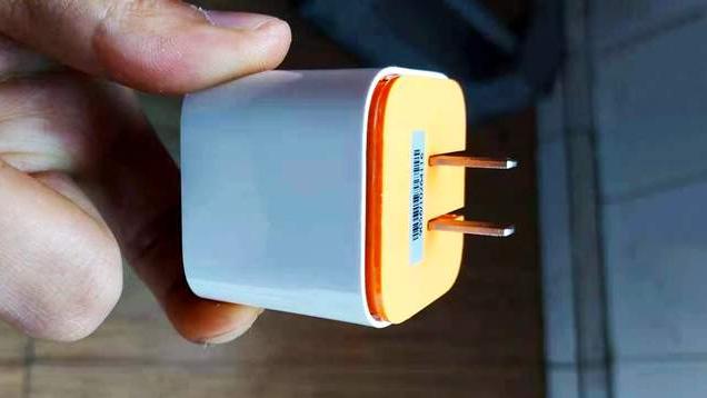 电视盒子|外形小巧像充电器，体验这款国产电视盒子，傻瓜式操作老人也能用