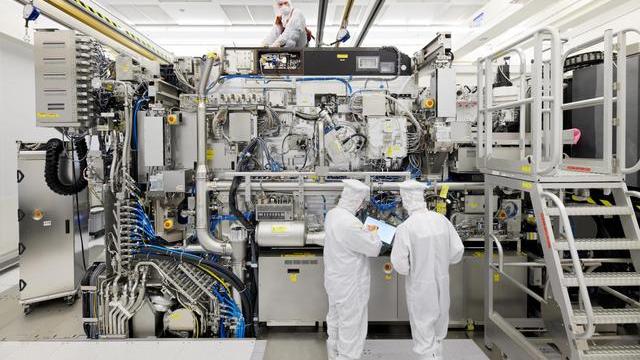 数据库|仨月3台EUV光刻机！美媒：ASML开始“顶不住”了