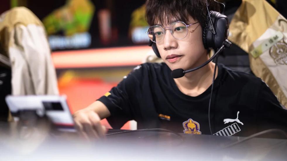 韩涵|碰瓷也会上瘾，韩涵撞车职业选手，嘲讽对方抢不到中单就摆烂