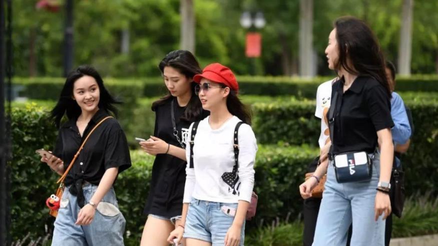 抗氧化 女大学生发型走红，00后觉得很是潮流，网友调侃：像极了70后大妈