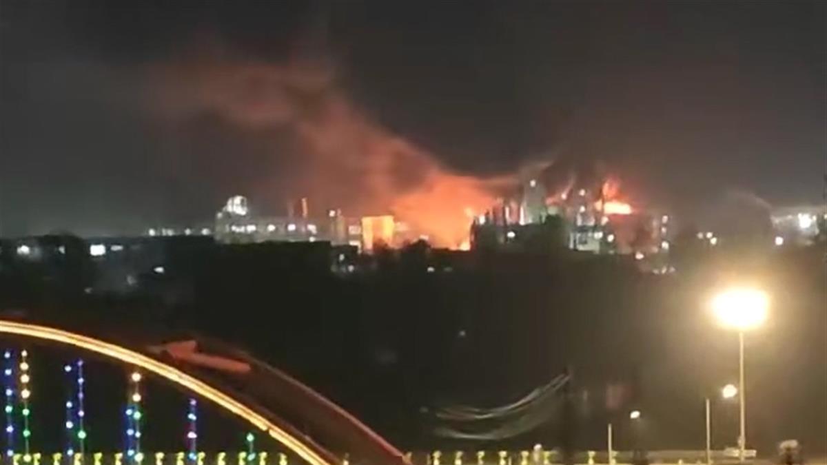 一化工厂深夜起火，并伴有多声巨响，当地多部门赶赴现场处置