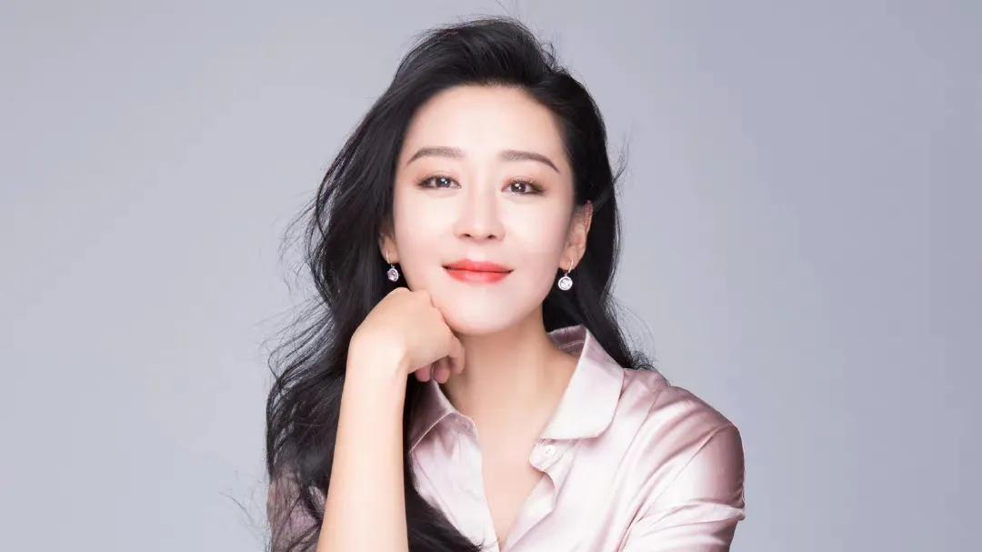 苗圃|苗圃：嫁大19岁陈义红，生一对龙凤胎，45岁被丈夫宠成宝