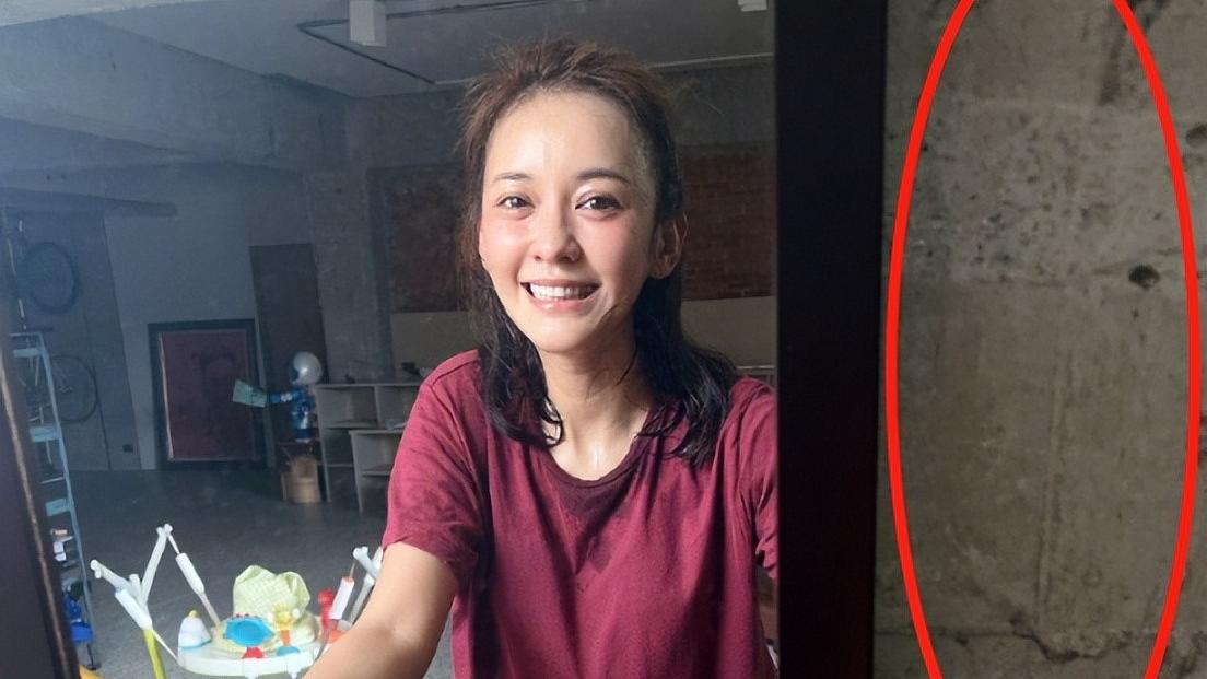 冻龄女神陈意涵晒健身照，脸上布满汗珠，室内的装修风格创意