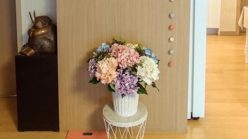 100㎡户型，客厅无主灯，搭配木饰板，务实不花哨