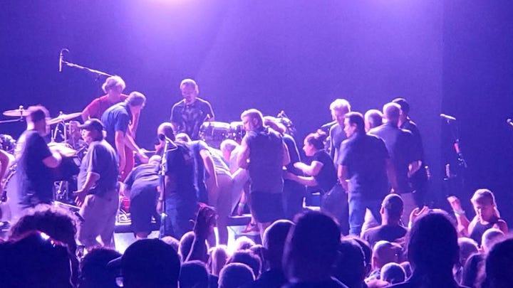 美国摇滚传奇卡洛斯·桑塔纳在演唱会上突然晕倒