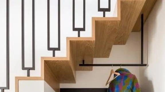 真是幸运，买55平顶层还送阁楼，客厅放二楼，家里果然敞亮多了