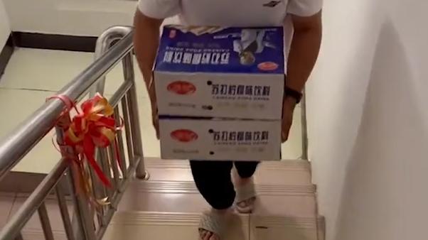 江苏一男子头胎想拼儿子，成箱搬回苏打水：怕生女儿老婆不肯再生