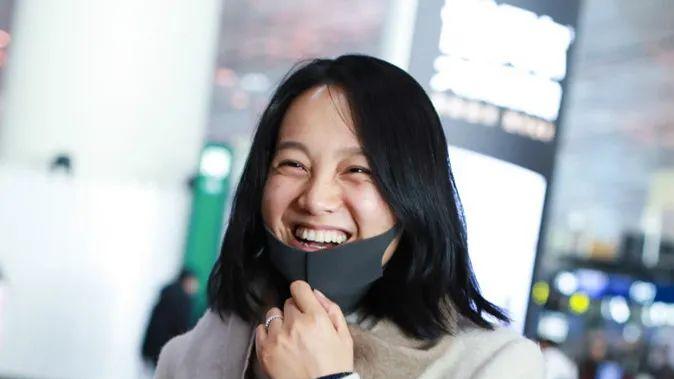 朱丹|朱丹也不装了，直接素颜晒自拍照，一脸的大妈味道还挺浓的！