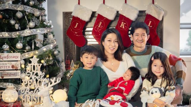 钟嘉欣|钟嘉欣圣诞节首晒一家五口温馨全家福 抱着小女儿秀好身材