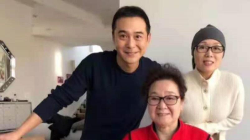 吴琼|60岁吴琼大街上跳舞惹争议，摇头晃脑抛媚眼被指没分寸，现住豪宅