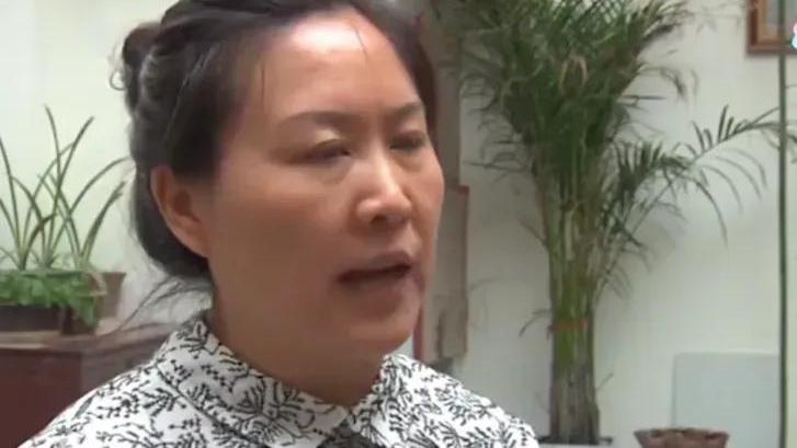 7旬母逼女卖房，拿30万帮儿子还债后，却不罢休：女儿再好也是草