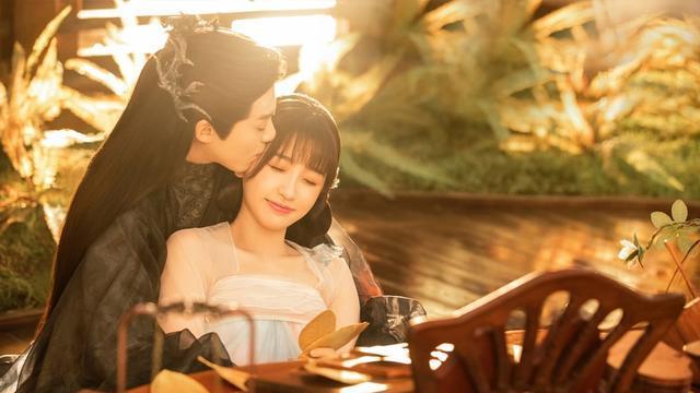 雪儿|虞书欣化身吊带女神，魅力全开，白到发光的原因是随时自带打光灯