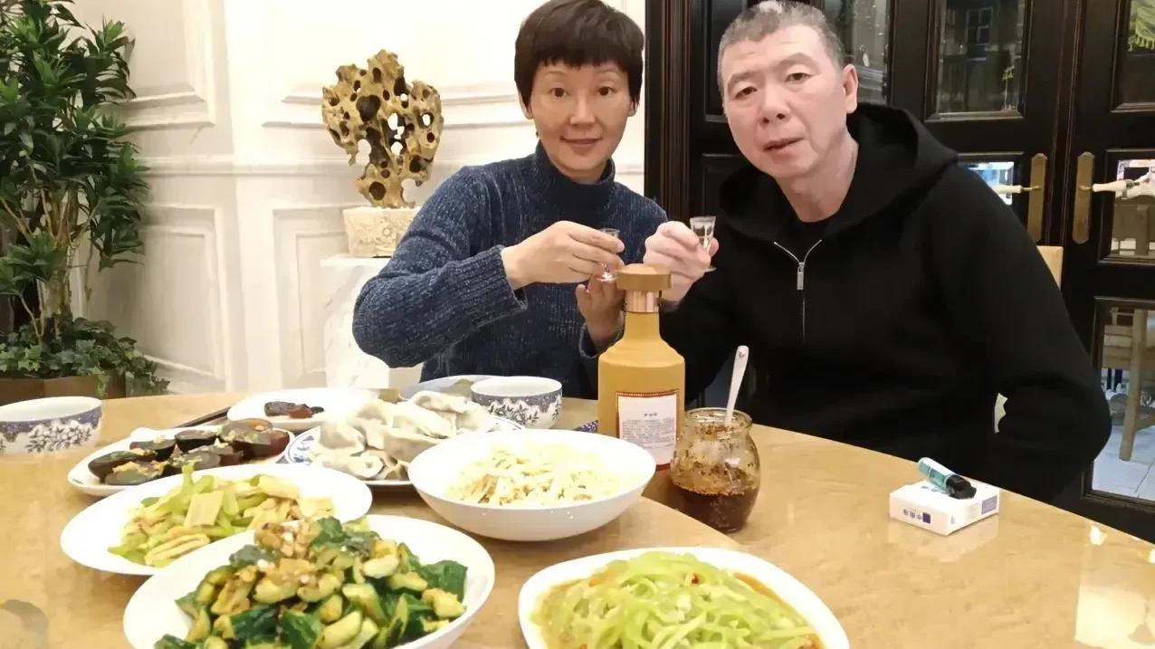 徐帆 徐帆和导演老公冯小刚家中小聚！54岁的她暴瘦太多认不出
