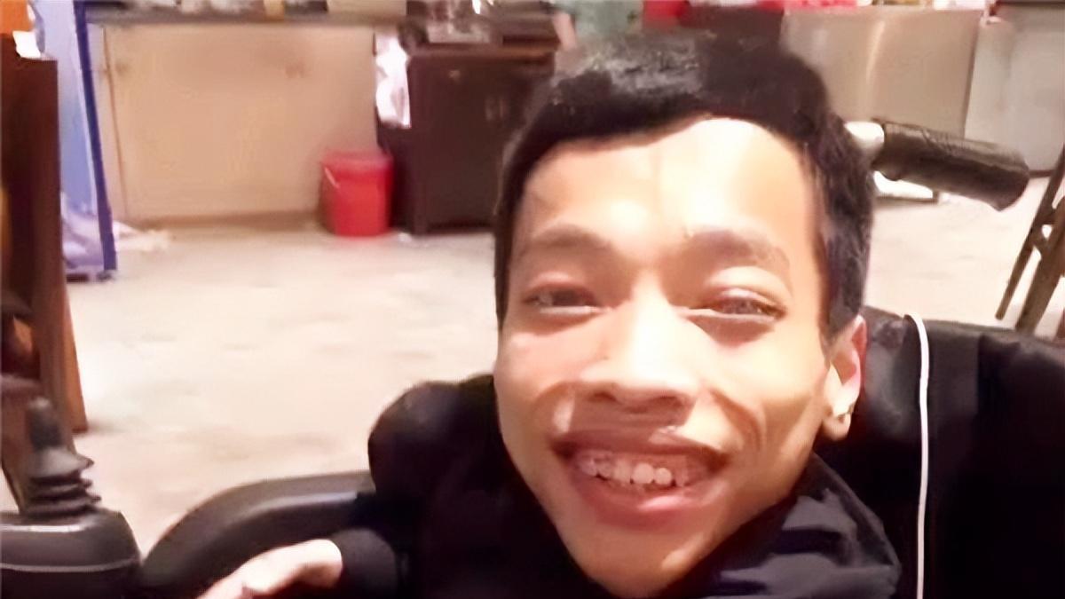 案例：袖珍总裁李创利：身高不到1米，赚3亿娶1.7米女秘书