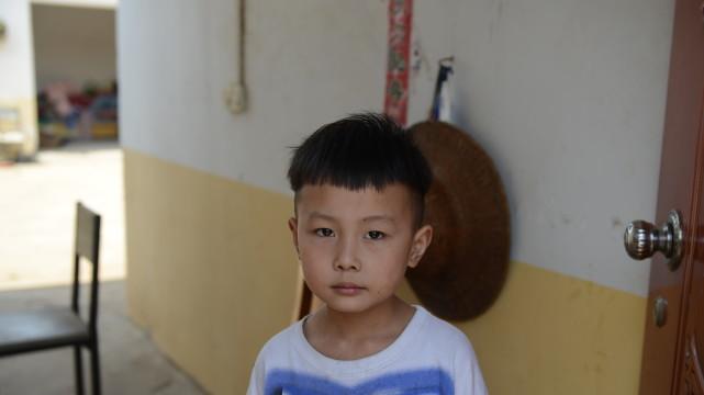 儿媳妇离家5年，八旬老人硬撑身体打工赚钱：两个孩子等我养呢