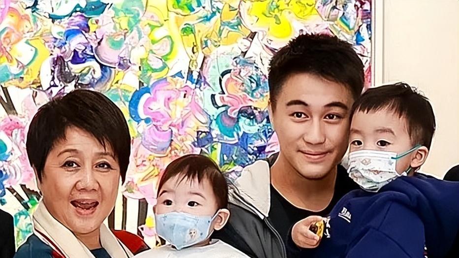 奚梦瑶|奚梦瑶携父母与婆婆聚会，双亲身材高挑气质好，女儿首曝光酷似奚梦瑶