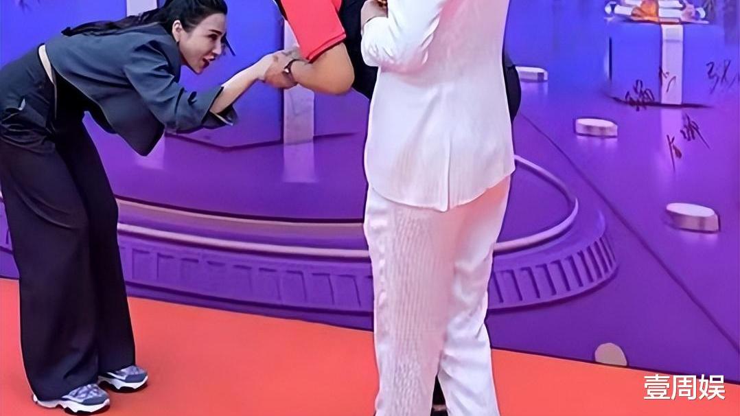 黄海冰|49岁黄海冰为网红站台，大摇大摆走红毯，引起了不少网友的讨论！