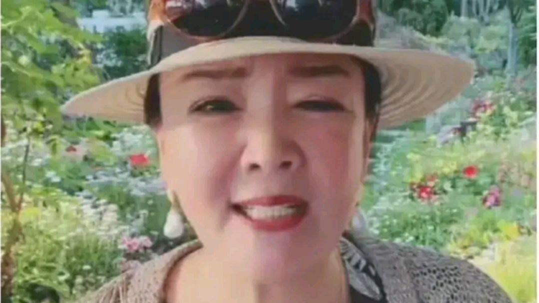 汪小菲|张颖颖公然晒和汪小菲的合照，二人微笑搭肩，男方称她为小朋友