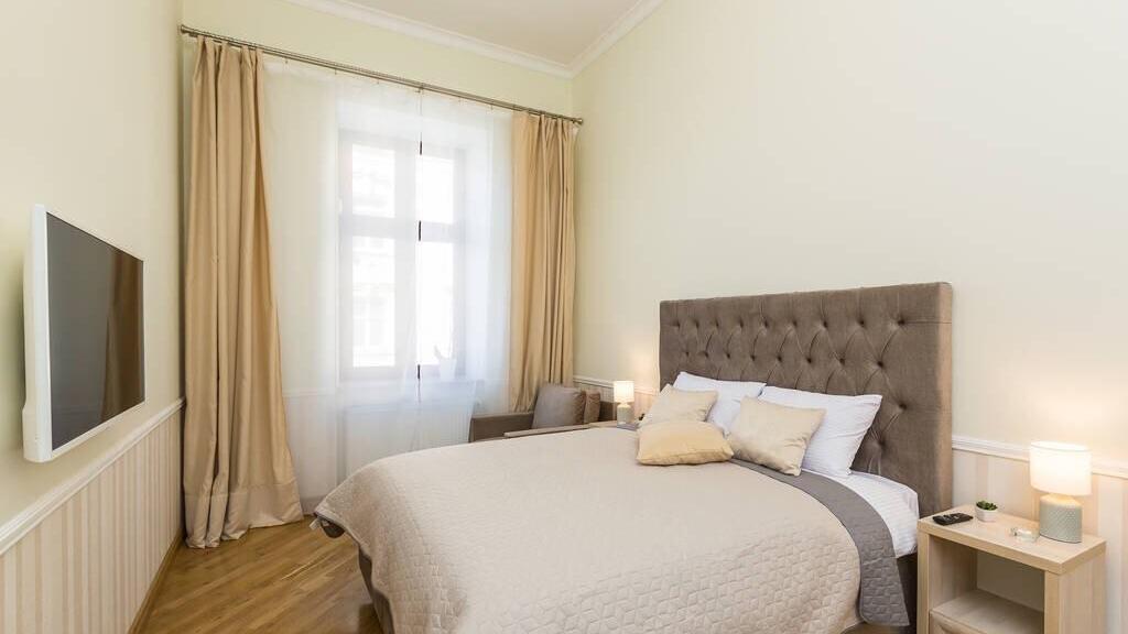 2020年装修入住后妻子患白血病身亡，丈夫索赔200余万，法院咋判