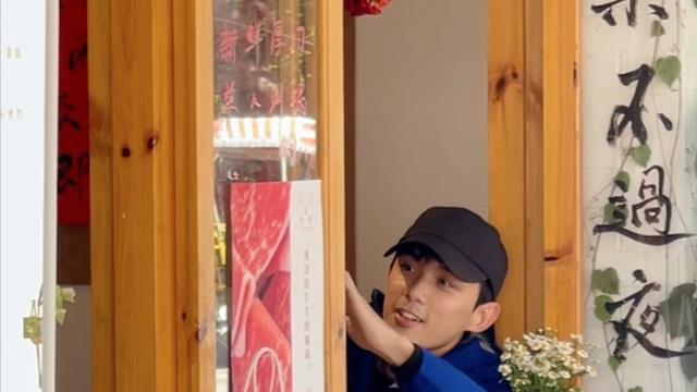 吴磊|吴磊背着一个丑包包游逛大理，网友：真是没有偶像包袱