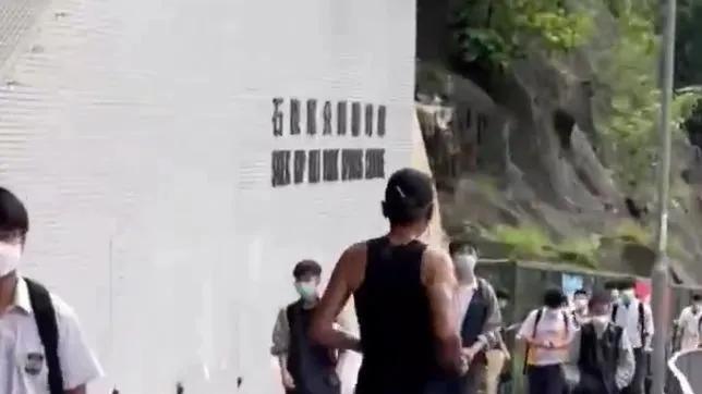 周润发|67岁的周润发跑在街上，四肢细长如竹竿，瘦成纸片的人令人担忧