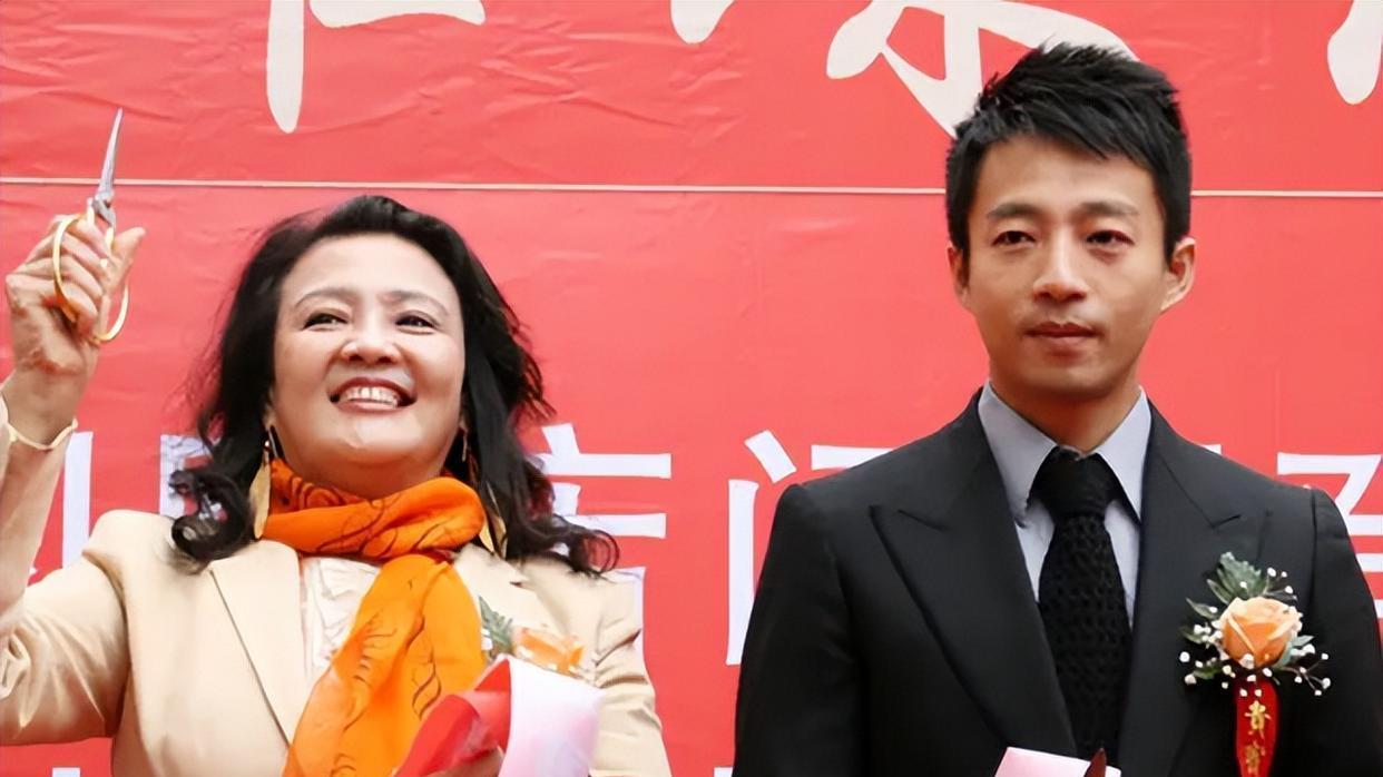 大S|张兰直播卖1万箱酸辣粉，大S家每月电费2万多，赚的钱不够交电费