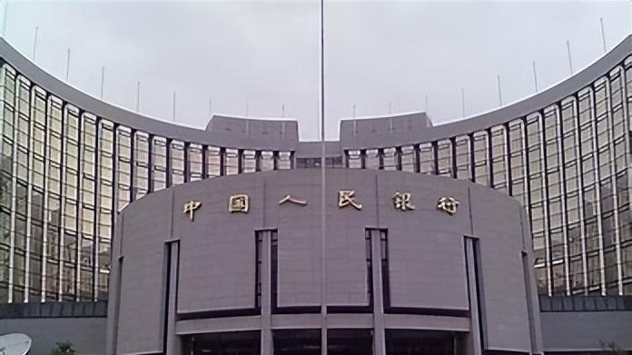 2012年八旬老太银行取钱，5万存款只剩20，银行：给你50算照顾你