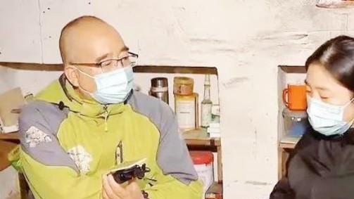 62岁大爷迷恋44岁大妈，坚称他们是真爱，儿子：你真是鬼迷心窍