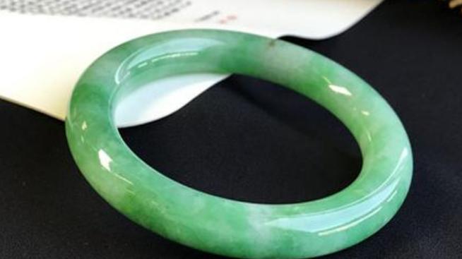 翡翠手镯|为什么每天辛辛苦苦保养的翡翠，颜色越来越难看，这也太奇怪了吧