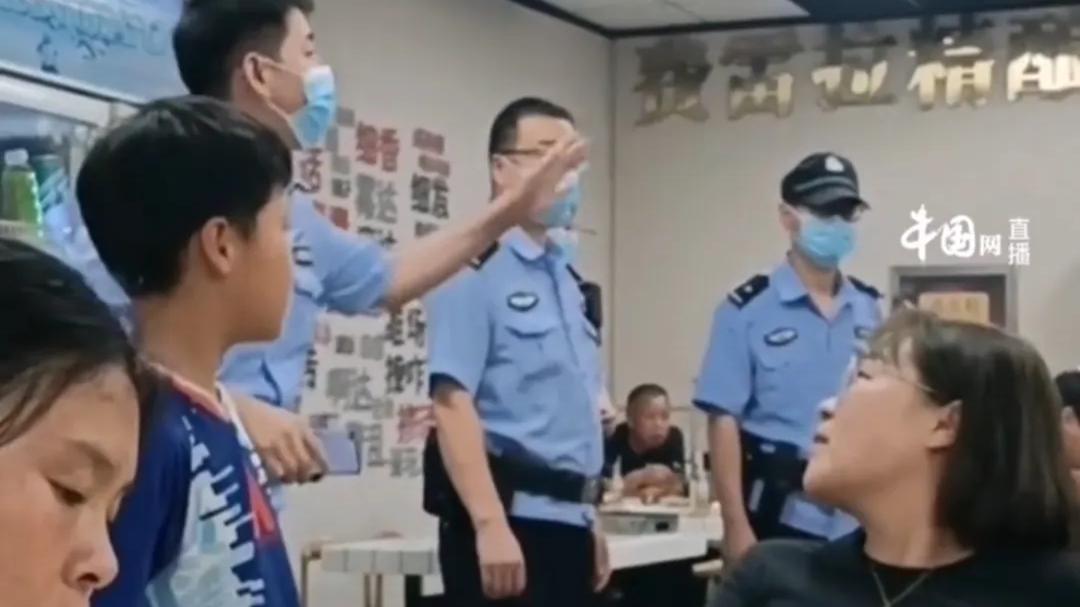 陕西西安，民警深夜巡查并叮嘱市民，其中一位民警说的话，让我眼泪一下子掉下来了