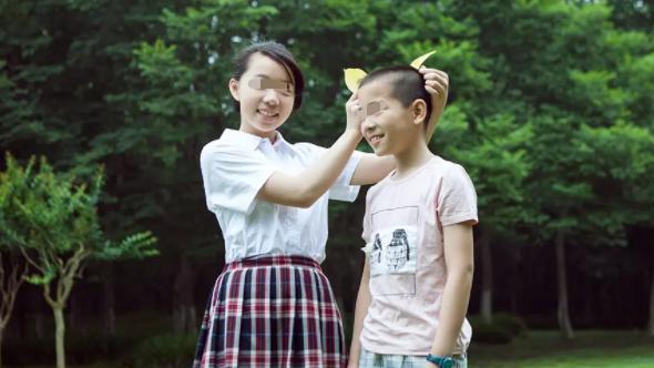 案例：男子把女友孩子培养成才，亲儿子辍学打工，如今他独尝苦果