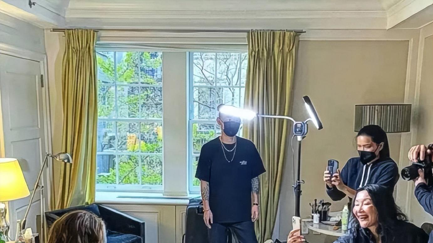 谷爱凌|谷爱凌惊艳亮相时尚红毯，抹胸礼服长腿逆天，堪称跨界天花板