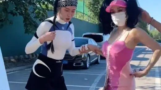 钟丽缇|不服老不行，钟丽缇穿卡哇伊粉裙现身街头，画风怪异超别扭！