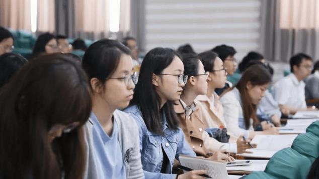 教师|中学招聘教师要求学历清北本科，看到学校名字后，网友：明白了