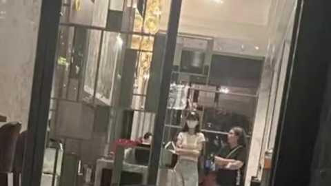 小海绵|母爱满满！baby抱儿子现身酒店，5岁小海绵在瘦弱的她怀里好大只